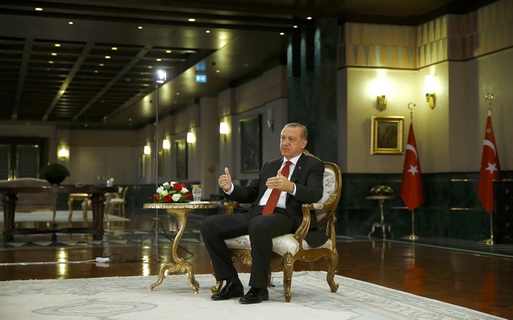 Ο Ερντογάν στο παλάτι με ειδικές δυνάμεις στους κήπους και απορριμματοφόρα να κλείνουν τους δρόμους