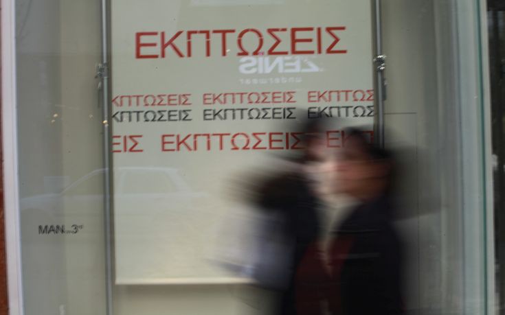 Ενδιάμεσες εκπτώσεις από σήμερα, ανοιχτά καταστήματα και απεργία την Κυριακή