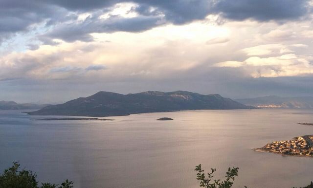 Φορτηγό πλοίο έπεσε πάνω στα Λιχαδονήσια στα Καμένα Βούρλα