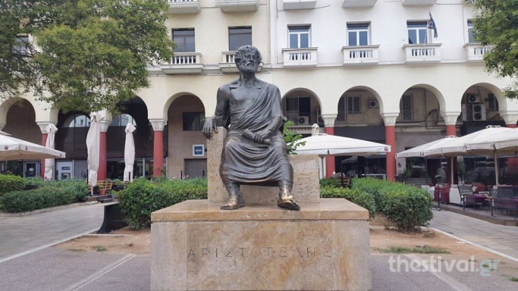 Έβαψαν κόκκινα τα νύχια του αγάλματος του Αριστοτέλη στην πλατεία Αριστοτέλους