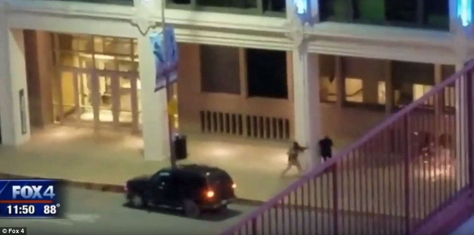 Σκληρό βίντεο από τους πυροβολισμούς ελεύθερου σκοπευτή κατά αστυνομικών στο Ντάλας