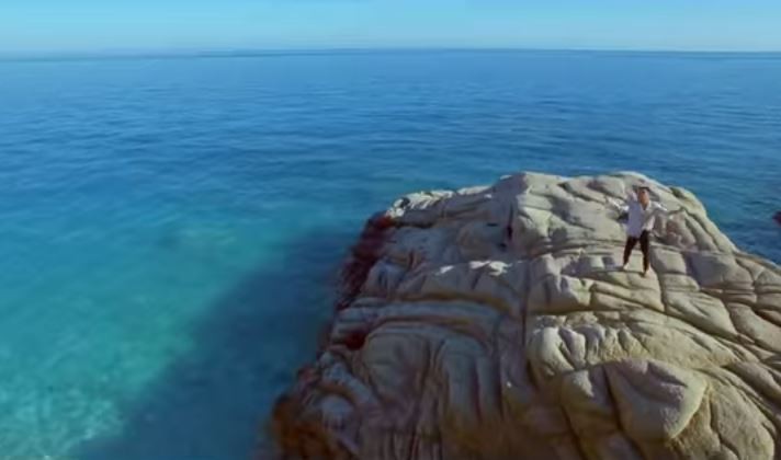 Το νέο βίντεο κλιπ του Πανταζή με φόντο τα καταγάλανα νερά της Ικαρίας