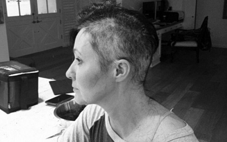 Η «Μπρέντα» του Μπέβερλι Χιλς δίνει μάχη με τον καρκίνο και ξύρισε το κεφάλι της