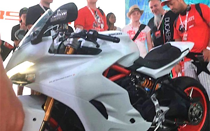 Δέκα χρόνια μετά, επιστρέφει και το Ducati Supersport