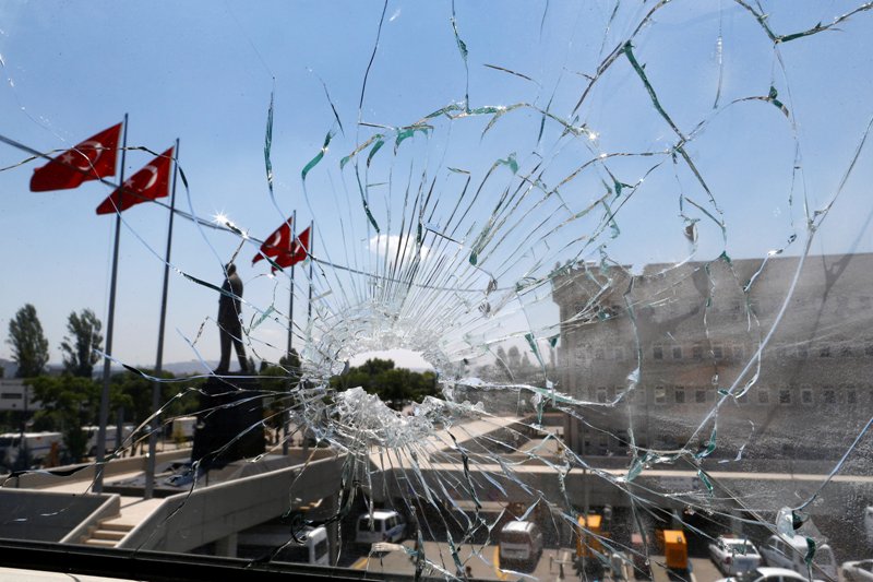 Νεκρός ο άντρας που άνοιξε πυρ έξω από τα δικαστήρια στην Άγκυρα