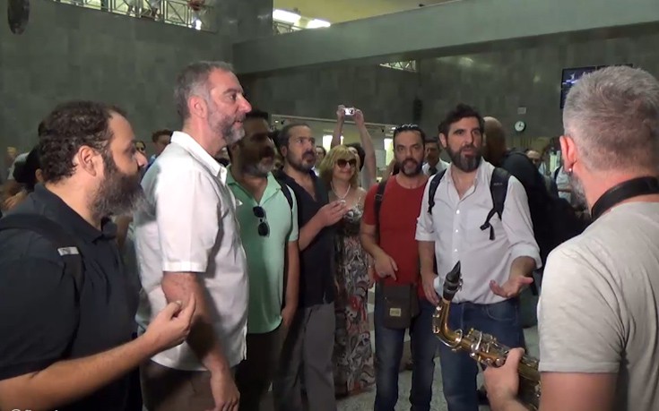 Δρώμενο – εκπληξη στο μετρό του Συντάγματος με τον «Οιδίποδα Τύραννο»