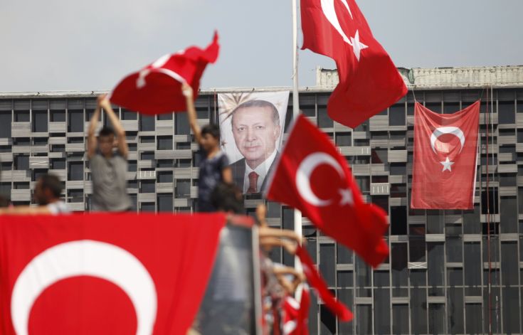 «Καλπάζει» η δημοτικότητα του Ερντογάν μετά το αποτυχημένο πραξικόπημα