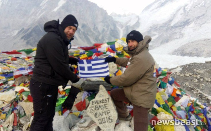 Από την τράπεζα… στο Έβερεστ υψώνοντας την ελληνική σημαία