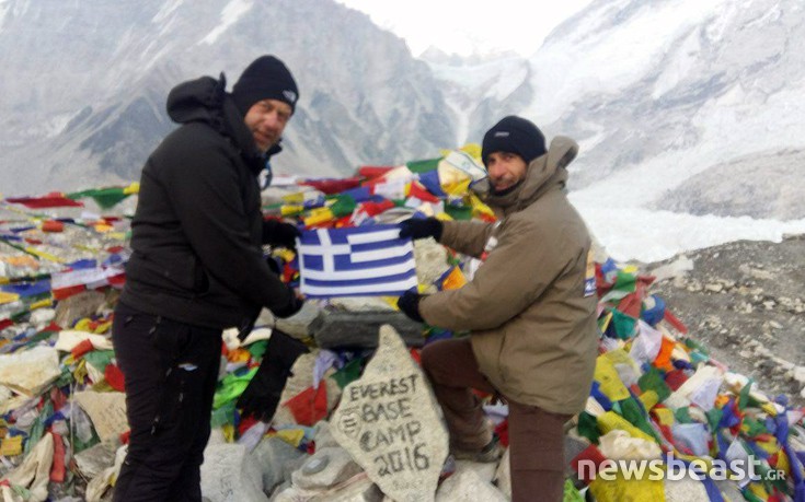 Από την τράπεζα&#8230; στο Έβερεστ υψώνοντας την ελληνική σημαία