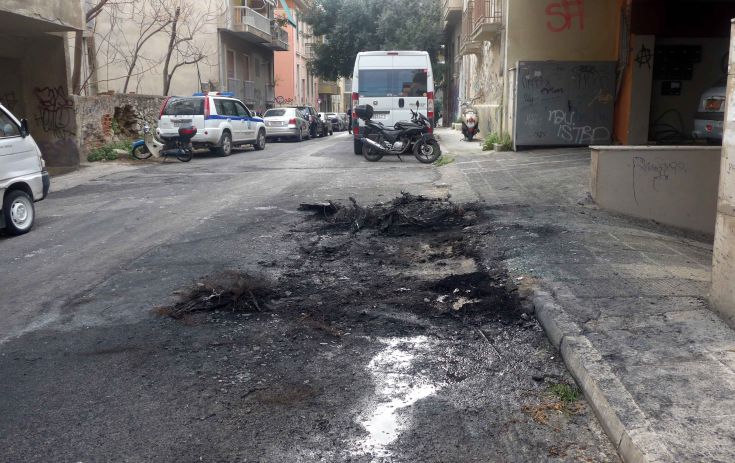 Επίθεση με μολότοφ έξω από σπίτι του Φλαμπουράρη, έκαψαν τζιπ της αστυνομίας
