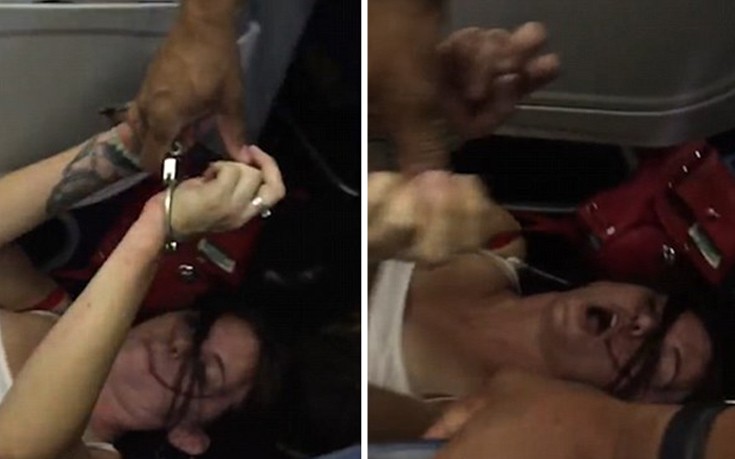 Αστυνομικοί έσυραν έξω από αεροσκάφος γυναίκα ενώ εκείνη τους έβριζε ασταμάτητα