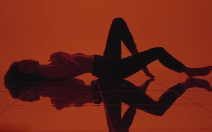 Η Bella Hadid μόνο με το τζιν της