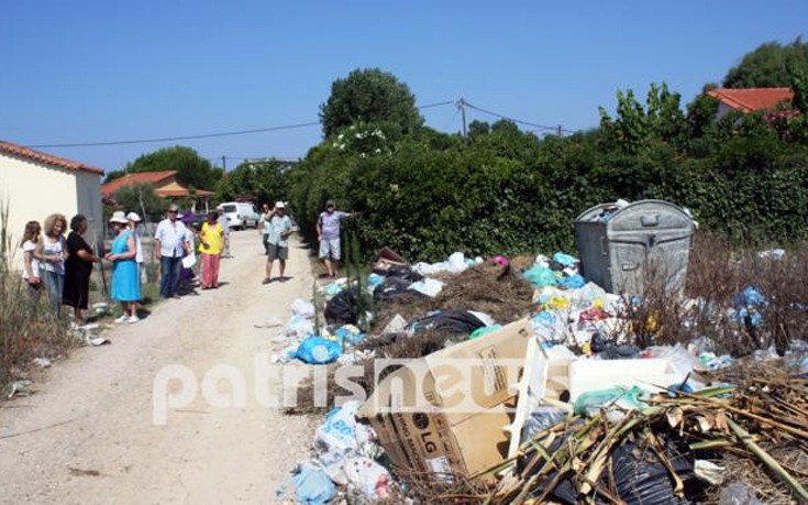 Ζουν με τα σκουπίδια δίπλα στις πόρτες τους εδώ και δύο χρόνια