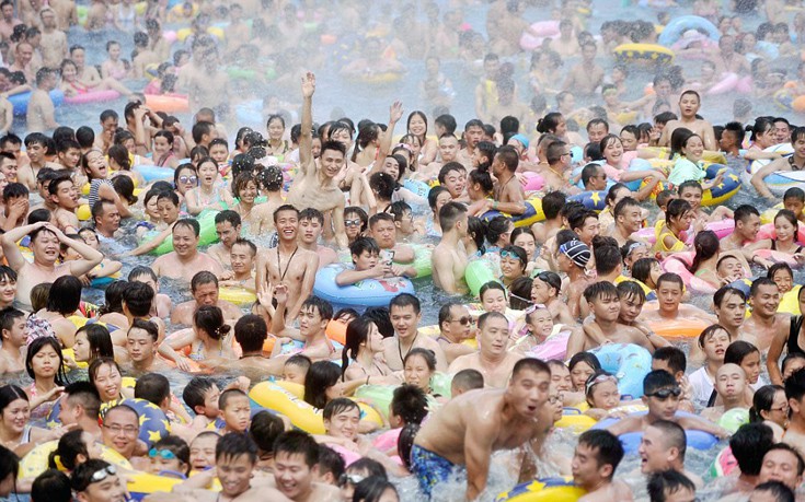 Στιγμές απόλυτης&#8230; χαλάρωσης και ξεκούρασης σε πισίνα στην Κίνα