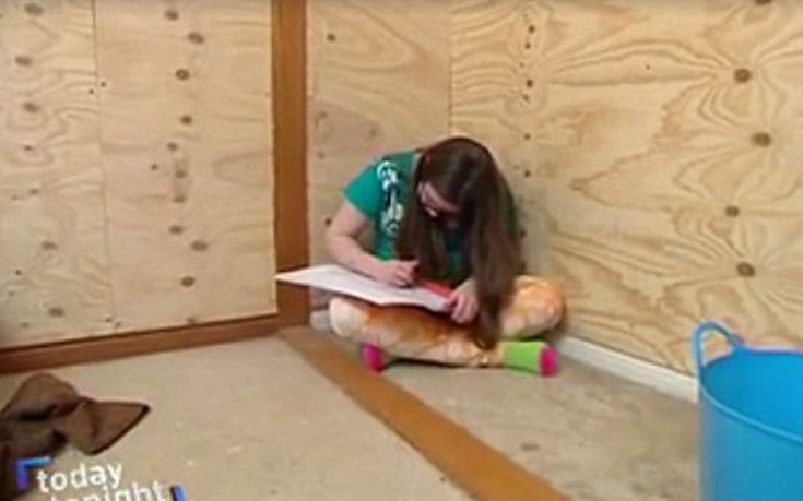 Μητέρα κλείδωσε την 16χρονη κόρη της σε «ξύλινο κουτί» για να τη βοηθήσει