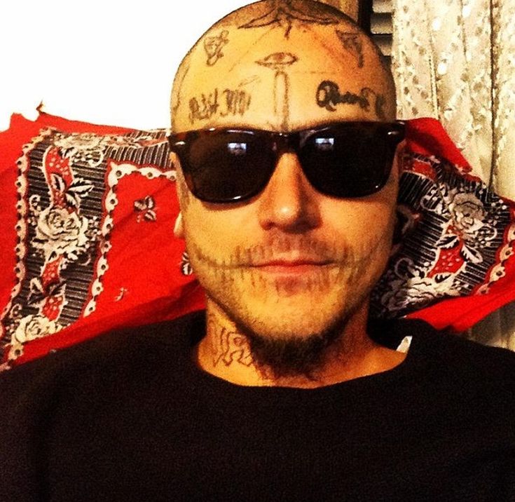 Γέμισε με τατουάζ για να του θυμίζουν ότι σκότωσε την κοπέλα του