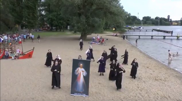 Μοναχές χορεύουν στην παραλία προσκαλώντας νέους σε χριστιανική εκδήλωση