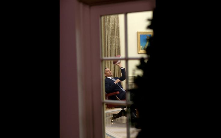 Τα μοναχικά βράδια του Ομπάμα μέσα από την κλειδαρότρυπα του Λευκού Οίκου