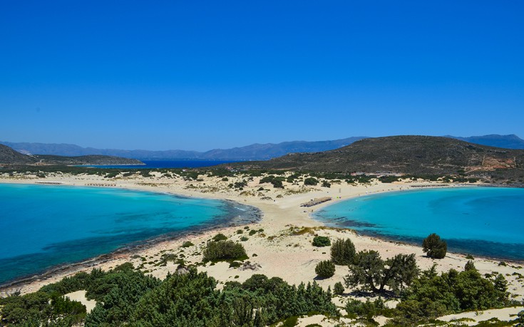 Κολύμπι στα κρυστάλλινα νερά της παραλίας Σίμου