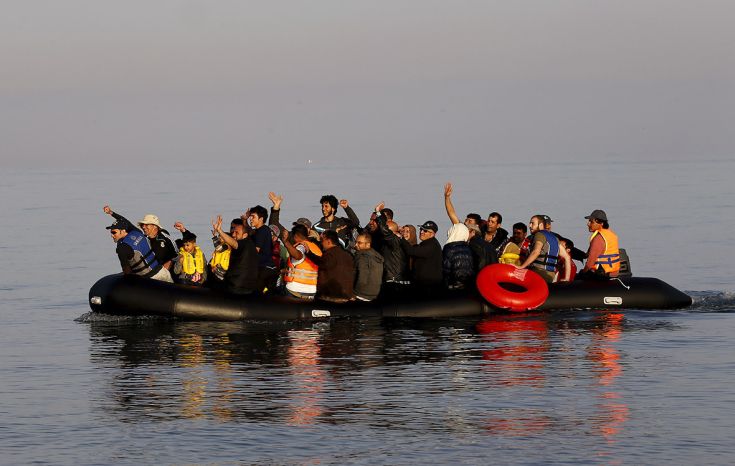 Εντοπίστηκε πλαστική βάρκα με 34 πρόσφυγες στη Λέσβο