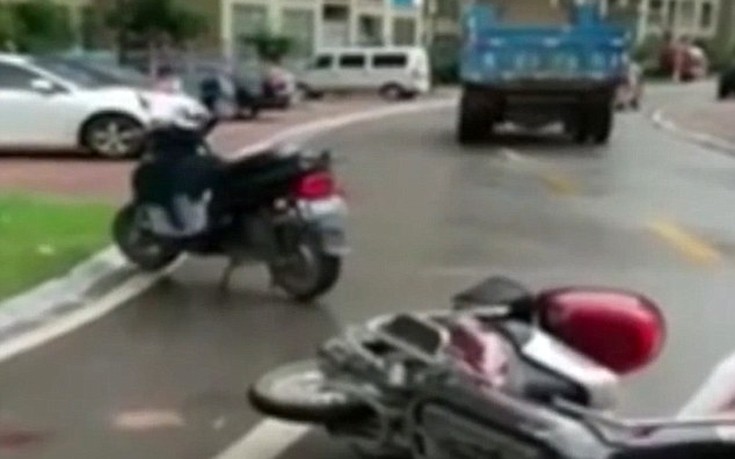 Απίστευτο ατύχημα σε δρόμο της Κίνας