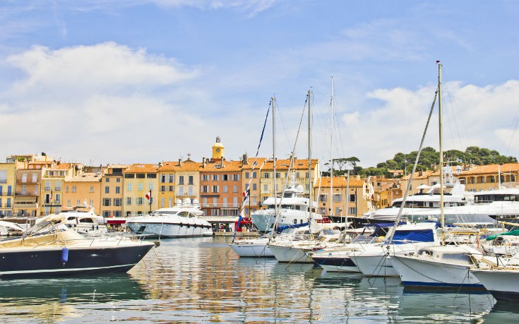 Πολυτελή ιστιοπλοϊκά στο λιμάνι του Σεν Τροπέ στη γαλλική ριβιέρα Πολυτελή ιστιοπλοϊκά στο λιμάνι του Σεν Τροπέ στη γαλλική ριβιέρα