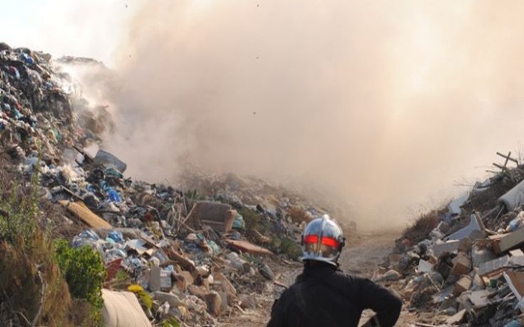 Υπό μερικό έλεγχο φωτιά σε σκουπίδια στην Παιανία
