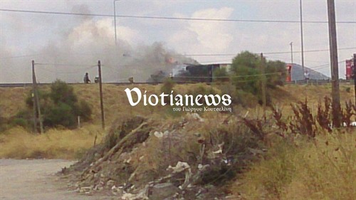 Ανατροπή νταλίκας και φωτιά στην Εθνική Αθηνών – Λαμίας στο Σχηματάρι