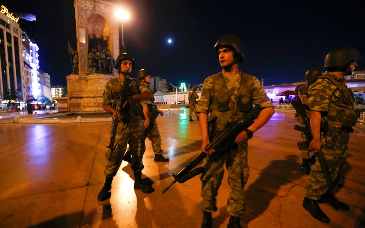 Συγκρούσεις μεταξύ δυνάμεων ασφαλείας και πραξικοπηματιών στην Κωνσταντινούπολη