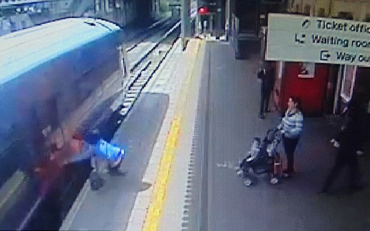 Γυναίκα έπιασε το χέρι της σε βαγόνι τρένου και σύρθηκε στην αποβάθρα