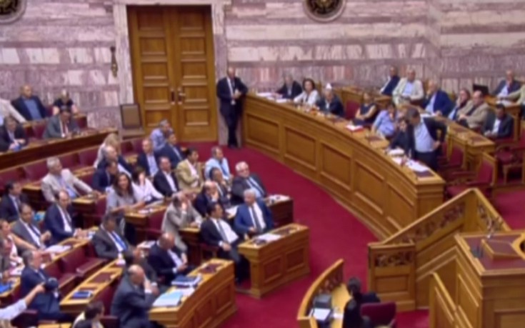 Χαμός στη Βουλή με την ειρωνεία Τσακαλώτου για τα δύσκολα παιδικά χρόνια του Μητσοτάκη