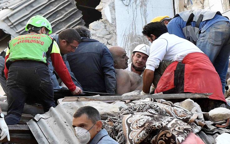 Ρέντσι: Τουλάχιστον 120 άνθρωποι είναι νεκροί από τον σεισμό