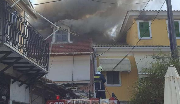 Μεγάλη φωτιά καίει σπίτια στο κέντρο της Λευκάδας