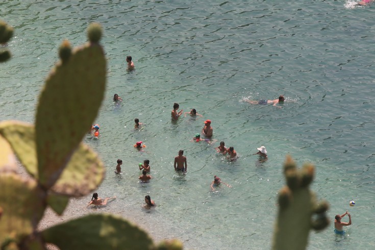 Αυξήθηκαν οι τουρίστες, αλλά έπεσαν 9,2% οι τουριστικές εισπράξεις Αυγούστου
