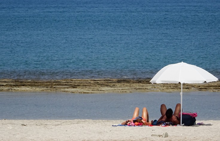 Χαλάρωνε στην παραλία και μια ομπρέλα καρφώθηκε στο πόδι της