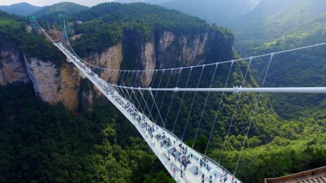 Άνοιξε για το κοινό η μεγαλύτερη και ψηλότερη γυάλινη γέφυρα του κόσμου