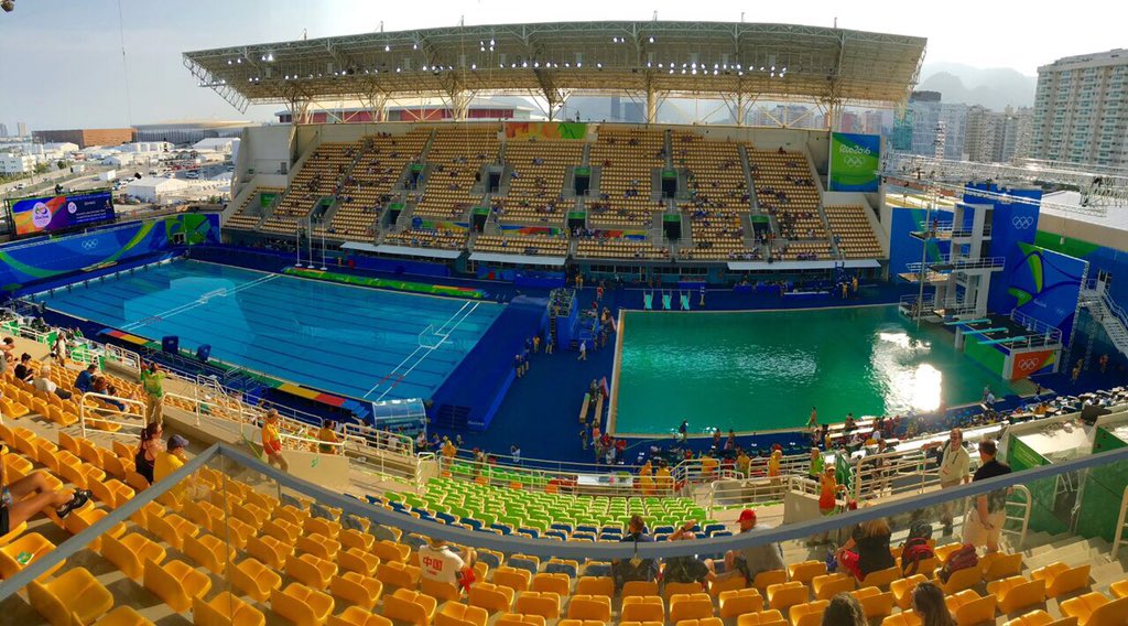 Πράσινο έγινε ξαφνικά το νερό στην πισίνα των καταδύσεων στο Ρίο