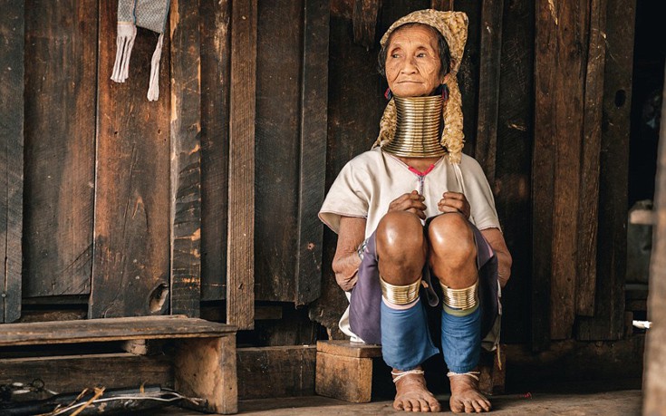Στη φυλή της Μιανμάρ όπου οι γυναίκες φτιάχνουν λαιμό&#8230; καμηλοπάρδαλης