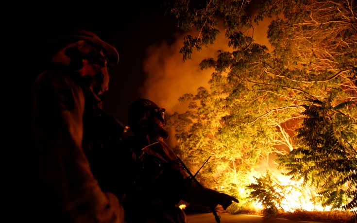 Απομακρύνθηκαν 80.000 άνθρωποι από την Καλιφόρνια όπου μαίνεται ανεξέλεγκτη φωτιά