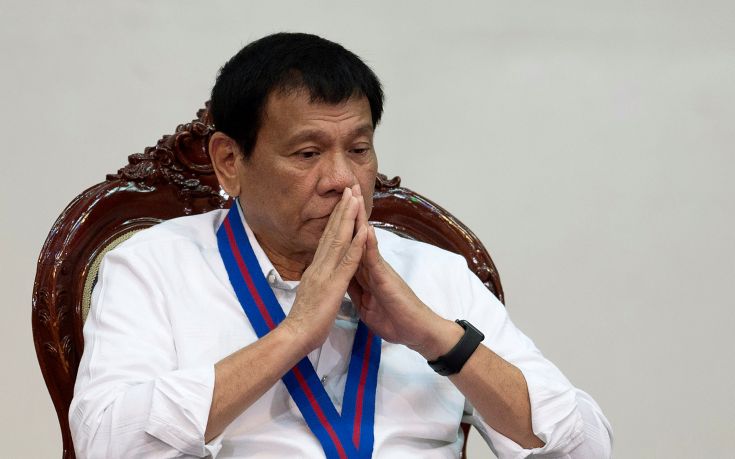 Ο πρόεδρος των Φιλιππίνων αρνείται να εμβολιαστεί δημόσια για τον κορονοϊό επειδή θα κάνει την ένεση στον&#8230; γλουτό