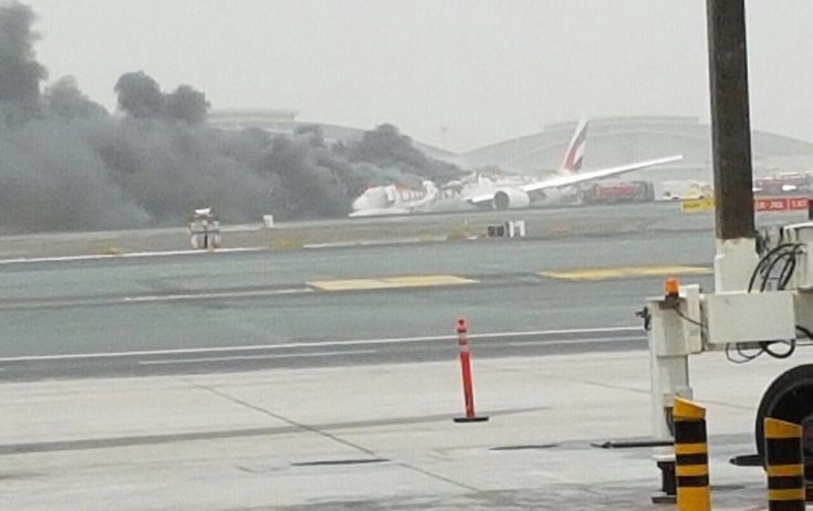 Νεκρός ένας πυροσβέστης από τη φωτιά στo αεροσκάφος της Emirates