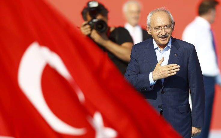 Οριακή νίκη Kιλιτσντάρογλου δείχνει νέα δημοσκόπηση στην Τουρκία