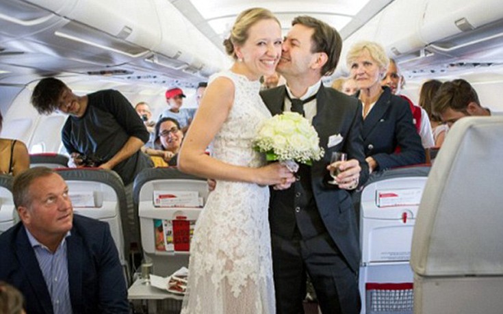 Ταξίδευαν από τη Βιέννη στην Αθήνα και παντρεύτηκαν στα 35.000 πόδια