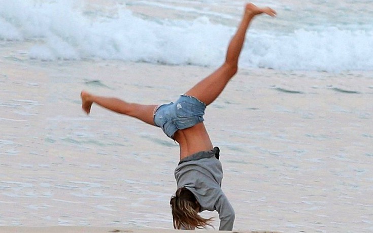 Τα ακροβατικά της Gisele στην άμμο
