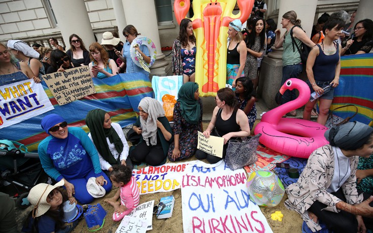 Beach party στο Λονδίνο κατά της απαγόρευσης του μπουρκίνι στη Γαλλία