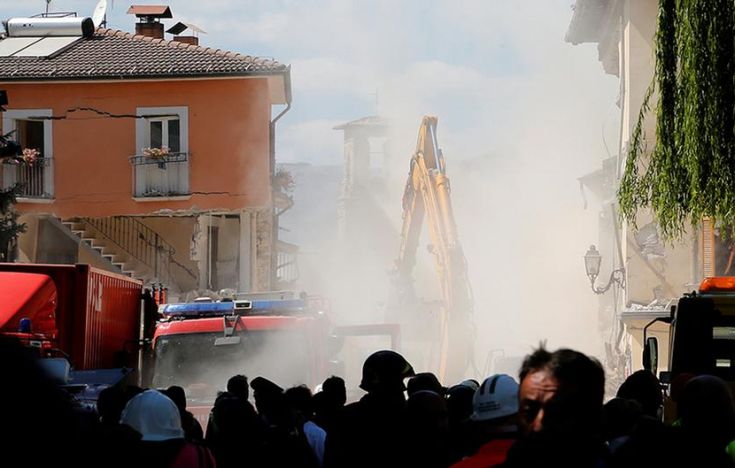 Πρόσφυγες βοηθάνε τους σεισμοπαθείς στην Ιταλία