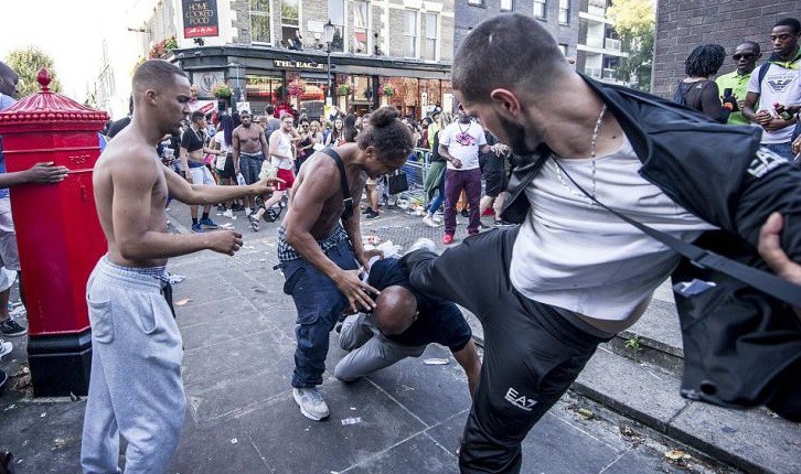 Βία και 450 συλλήψεις αμαύρωσαν το καρναβάλι του Notting Hill