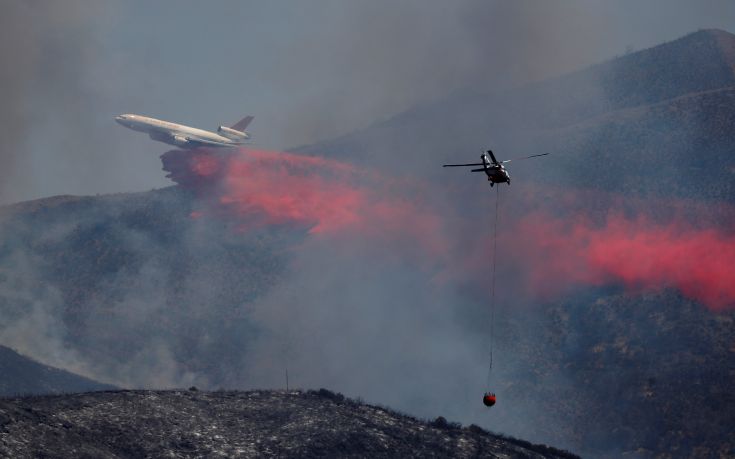 Απομακρύνονται χιλιάδες άνθρωποι από τη φλεγόμενη Καλιφόρνια