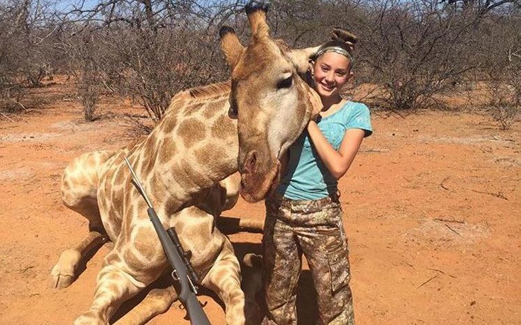 Η 12χρονη κυνηγός που ποζάρει δίπλα σε νεκρή καμηλοπάρδαλη