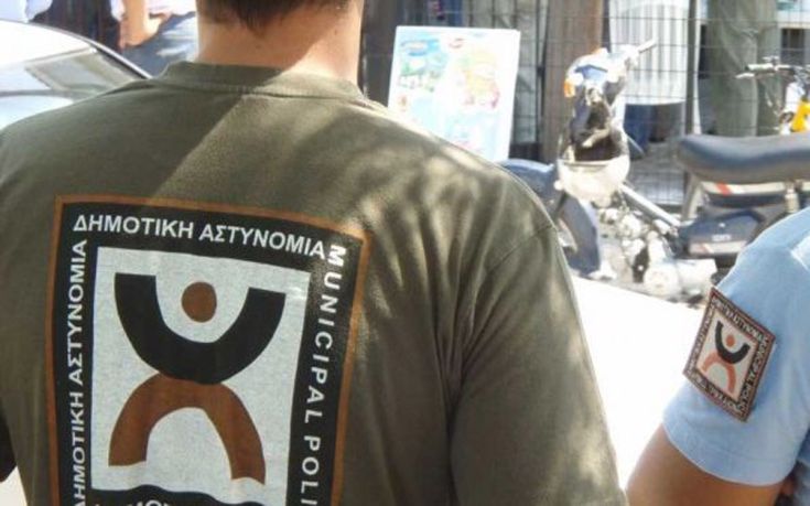 Επιστροφή πινακίδων από τον δήμο Αθηναίων λόγω Δεκαπενταύγουστου